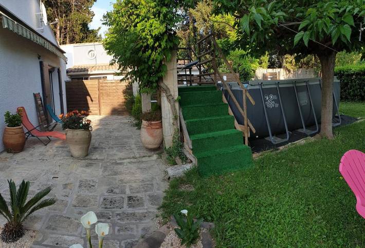 Gîte pour 4 personnes, avec terrasse et piscine ainsi que vue et jardin à Aramon - 2