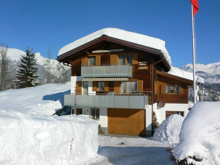 Ferienwohnung für 6 Personen, mit Balkon und Terrasse sowie Garten in Obersaxen