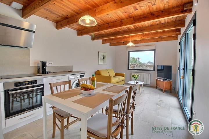 Gîte pour 2 personnes, avec vue ainsi que jardin et terrasse, animaux acceptés à Ploubazlanec - 3