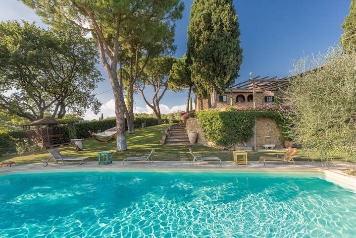 Villa pour 18 personnes, avec piscine et jardin à Lucignano