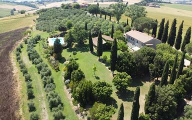 Location de vacances pour 4 personnes, avec terrasse ainsi que piscine et jardin à Castiglione del Lago