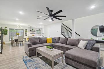 Vacation Rental for 11 Guests in Lewisville Lake, Denton County, Picture 1