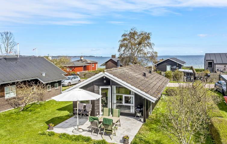 Ferieudlejning for 4 personer, med Terrasse i Thurø