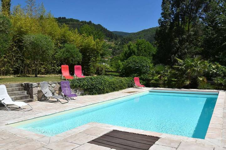 Location de vacances pour 4 personnes, avec terrasse ainsi que piscine et jardin à Lalevade-d'Ardèche - 4
