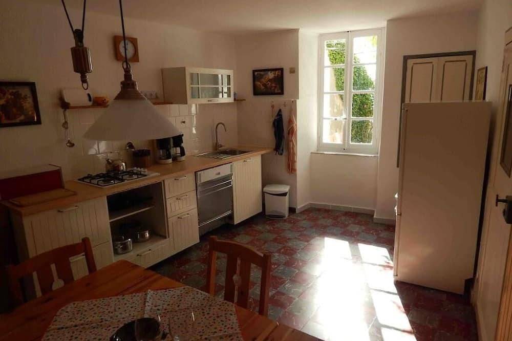 Maison de campagne confortable  avec un cour confortable et un jardin ombragé in Alaigne, Région de Limoux
