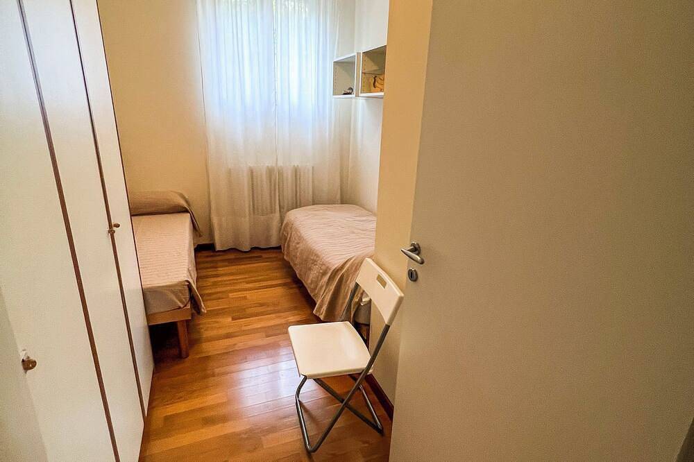 Geheel appartement, Centraal gelegen 3-kamer appartement met een grote tuin, op slechts 100 meter van het meer in Maccagno, Maccagno con Pino e Veddasca