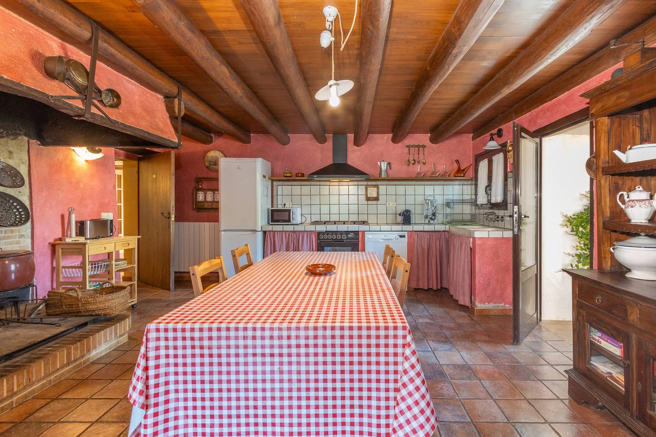 Geheel appartement, Appartement 'Simon' met uitzicht op de bergen, privézwembad en Wi-Fi in Vilobí d'Onyar, Girona Provincie