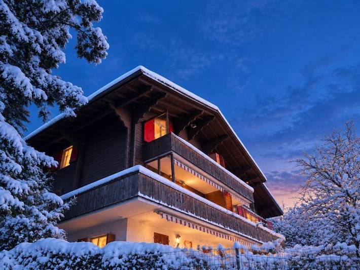 Chalet für 8 Personen, mit Balkon und Terrasse sowie Garten und Seeblick in Sigriswil
