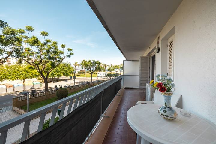Apartamento entero, Apartamento 'La Pineda' con vistas al mar, Wi-Fi y aire acondicionado in Platja de la Pineda, Costa Dorada