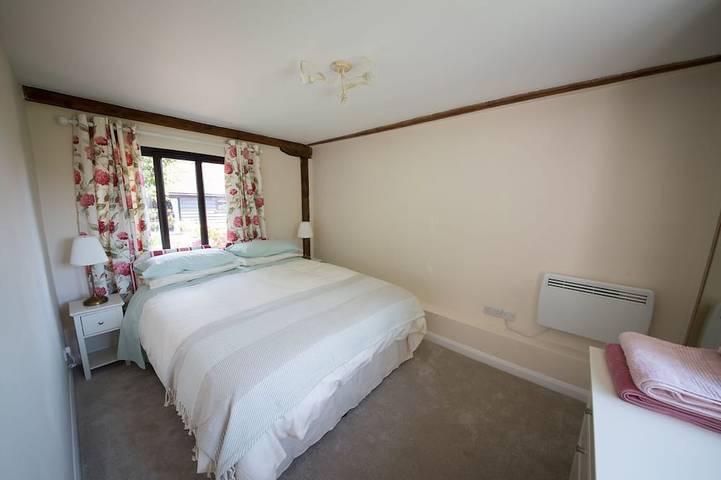 Luxury Country Cottage with Access to Swimming Pool in High Halden, Ashford region