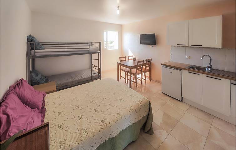 Appartement de vacances entier, Appartement de luxe à l'étage supérieur avec parking, vue et lit pour bébé in Loupian, Côte méditerranéenne (France)