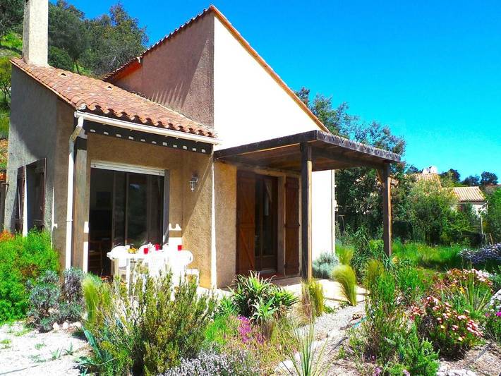 Villa pour 4 personnes, avec terrasse ainsi que jardin et piscine