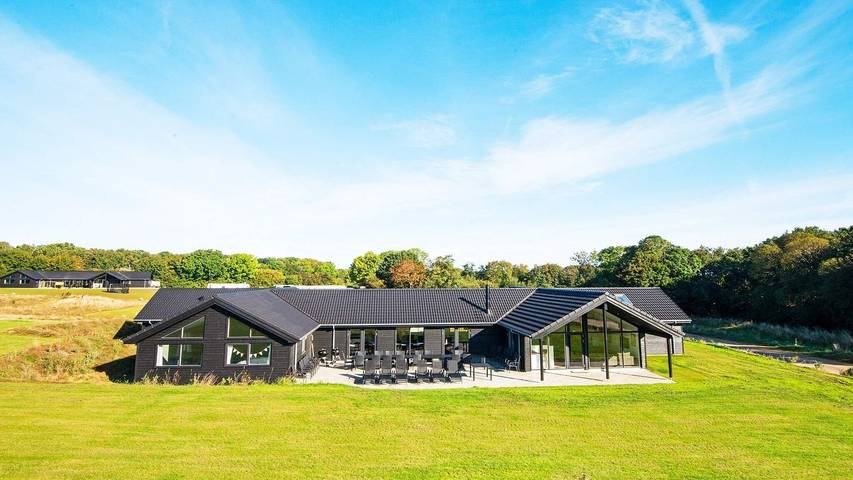 Ferienhaus für 30 Personen, mit Terrasse und Whirlpool sowie Pool und Sauna in Mommark
