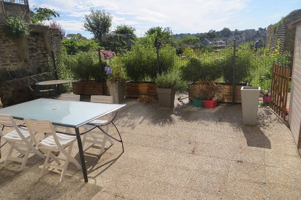 Hyper center, single storey with large quiet terrace on the ramparts. in Dinan, Dinan region