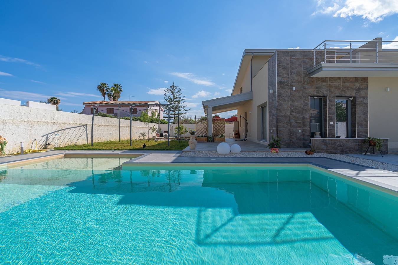 Appartamento intero, Appartamento 'Sud In Villa Sele' con vista mare, Wi-Fi e aria condizionata in Fontane Bianche, Cassibile