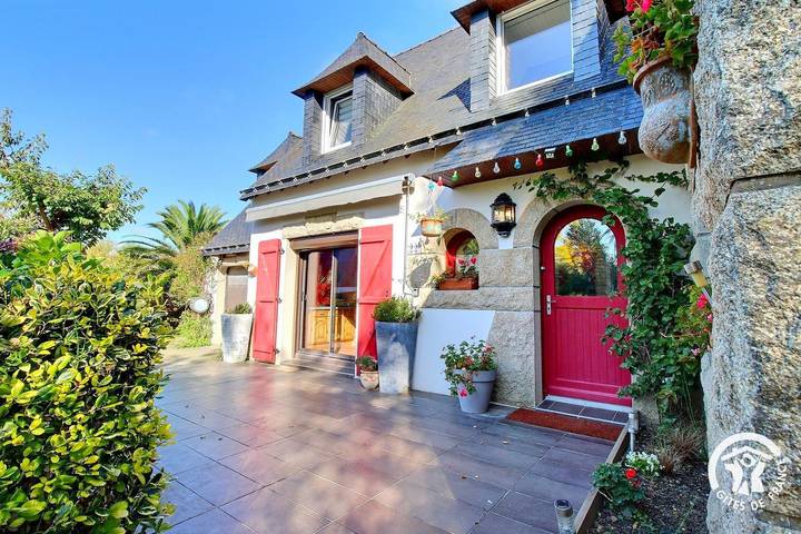Maison de vacances pour 7 personnes, avec terrasse ainsi que piscine et jardin, animaux acceptés à Plouhinec (Morbihan)