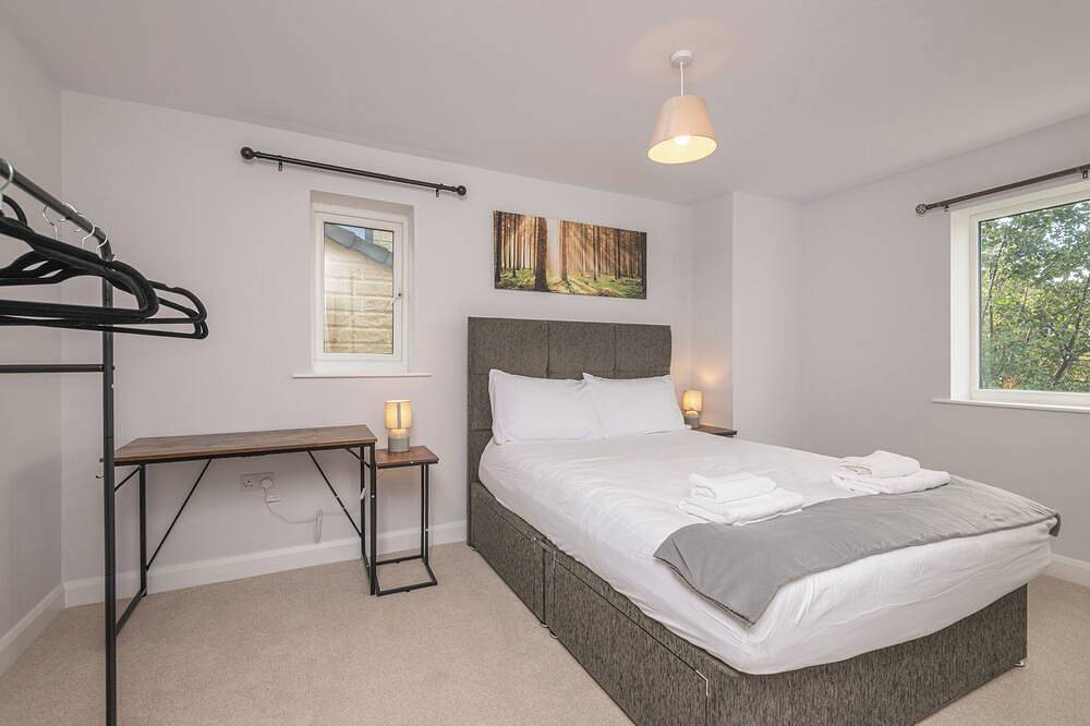 Spacious 4Br Detached House • Sleeps 7 • Free Parking • Wi-Fi • Pet Friendly in Huddersfield, West Yorkshire