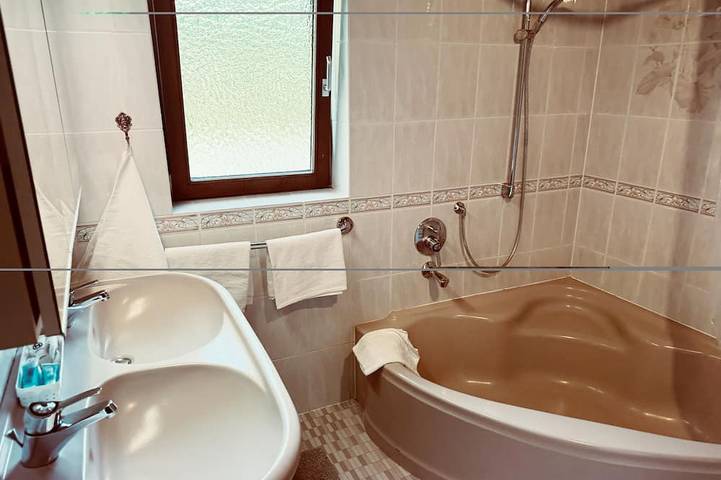 Ganze Wohnung, Ferienwohnung mit Balkon & Bergblick im Hotel Wiedener Hof in Wieden, Südschwarzwald