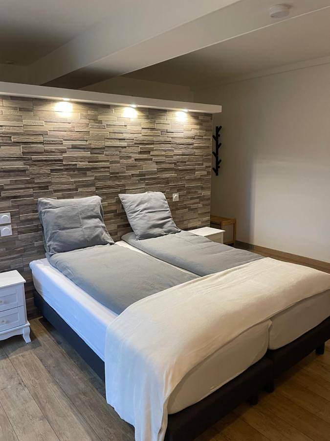 Location de vacances pour 2 personnes, avec terrasse et vue ainsi que jardin et piscine à Saint-Nexans - 2