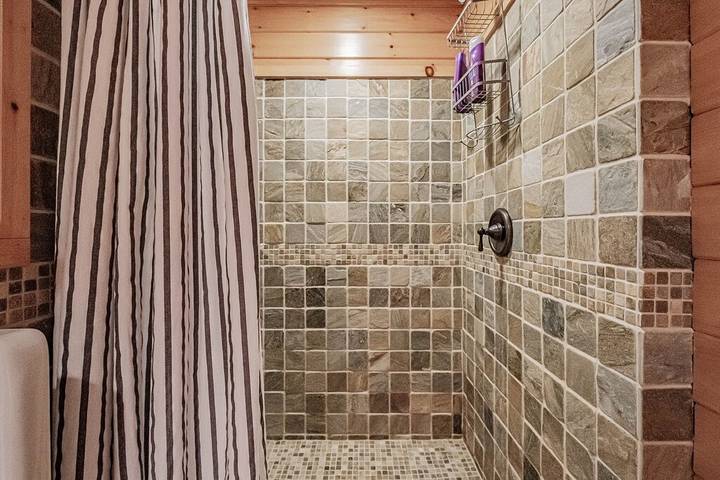 Vacation house for 25 people, with sauna and hot tub as well as yard in Maine