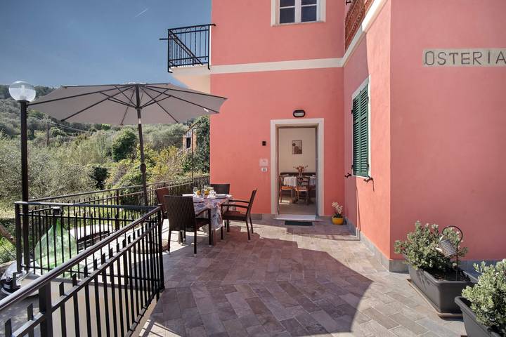Casa vacanze 'Cà Du Mandaìn' con vista sulle montagne, terrazza privata e aria condizionata in San Bartolomeo al Mare (Città), San Bartolomeo al Mare
