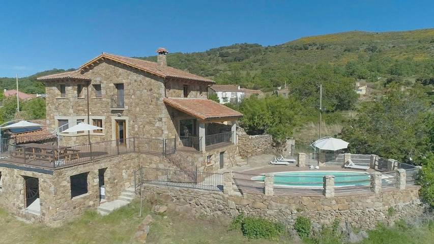 Casa rural para 10 personas, con piscina además de vistas y jardín, Familias con niños en La Aldehuela