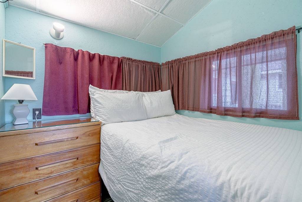 Red Jelly Bean Cabin- On the Beach & Off the Grid in Leamington, Essex (Kanada)