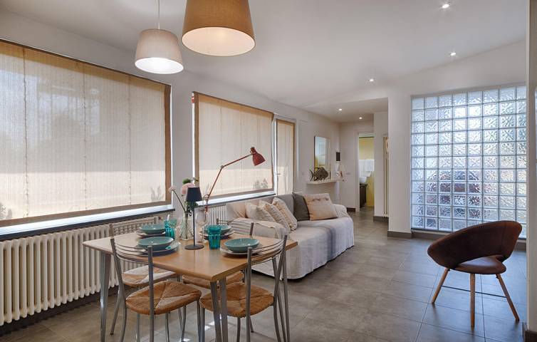 Appartement de vacances entier, Appartement confortable de 2 chambres avec Wi-Fi, parking et terrasse près de la plage in Lido di Camaiore, Camaiore