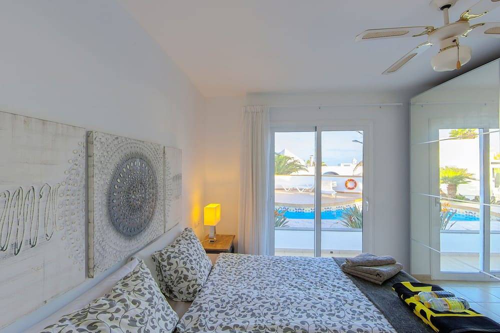 C2, en pequeño complejo con piscina climatizada comunitaria a 100m del mar in Charco del Palo, Haría