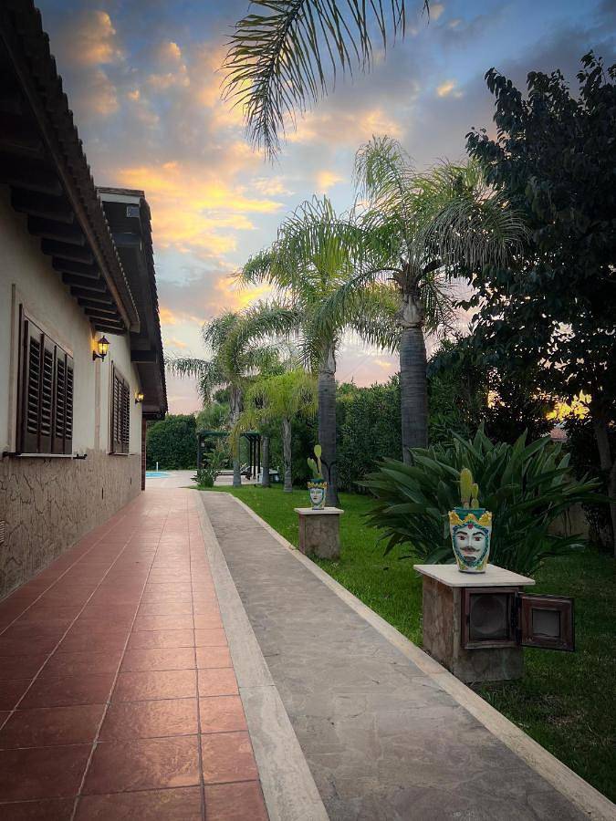 Location de vacances pour 5 personnes, avec jacuzzi ainsi que jardin et piscine, adapté aux familles à Agnone Bagni - 3