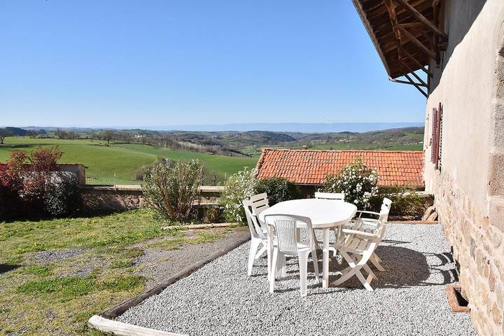 Gîte pour 12 personnes, avec terrasse ainsi que jardin et vue à Villechenève