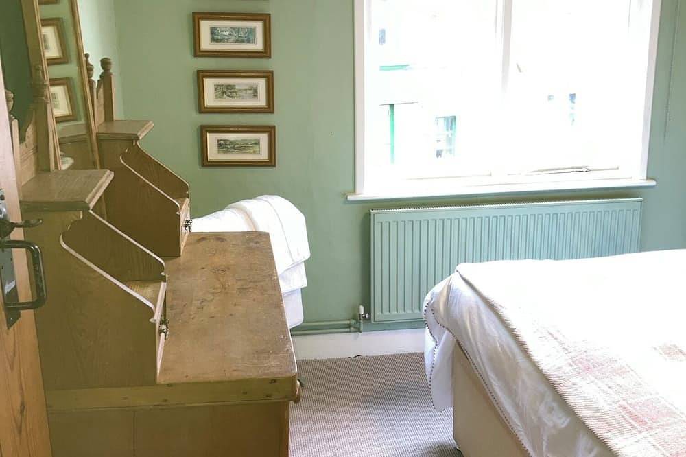 Landgate Cottage is opposite the 14th Century entrance to historic Rye town in Rye, East Sussex