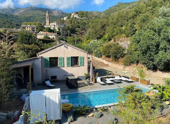 Gîte pour 8 personnes, avec piscine ainsi que terrasse et jacuzzi dans La Porta