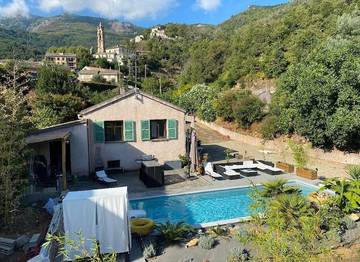 Location de vacances pour 8 personnes, avec jacuzzi ainsi que terrasse et piscine dans La Porta