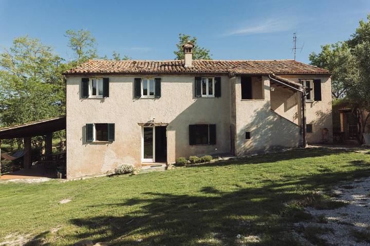 Casale per 12 persone, con giardino e piscina nonché panorama, con animali domestici nelle Marche