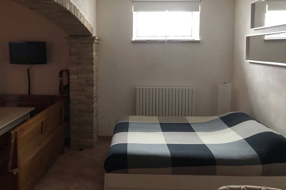 Apartamento entero, Taberna moderna de espacios abiertos, con uso compartido del jardín. in Numana, Riviera del Conero