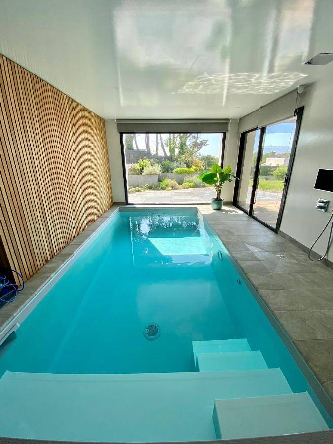 Location de vacances pour 8 personnes, avec piscine et terrasse ainsi que vue et sauna dans Plage Kerou