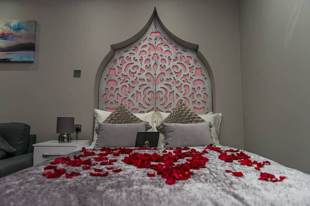 Entire apartment, Aphrodite Suites Imperial Suite Hot Tub Apartment in Huddersfield, West Yorkshire