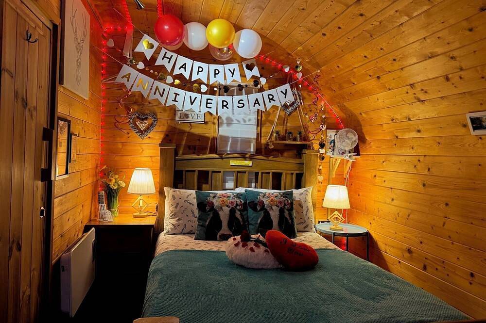 Finn Village Sunset Glamping Pod Private Hot Tub Vip Lounge in Loch Lomond, Stirling region