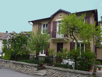 Gîte pour 6 personnes, avec jardin à Savignac-les-Ormeaux