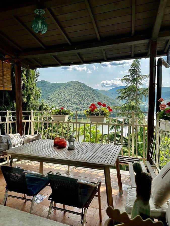 Ferienhaus für 4 Personen, mit Balkon und Terrasse sowie Garten und Seeblick in Terni