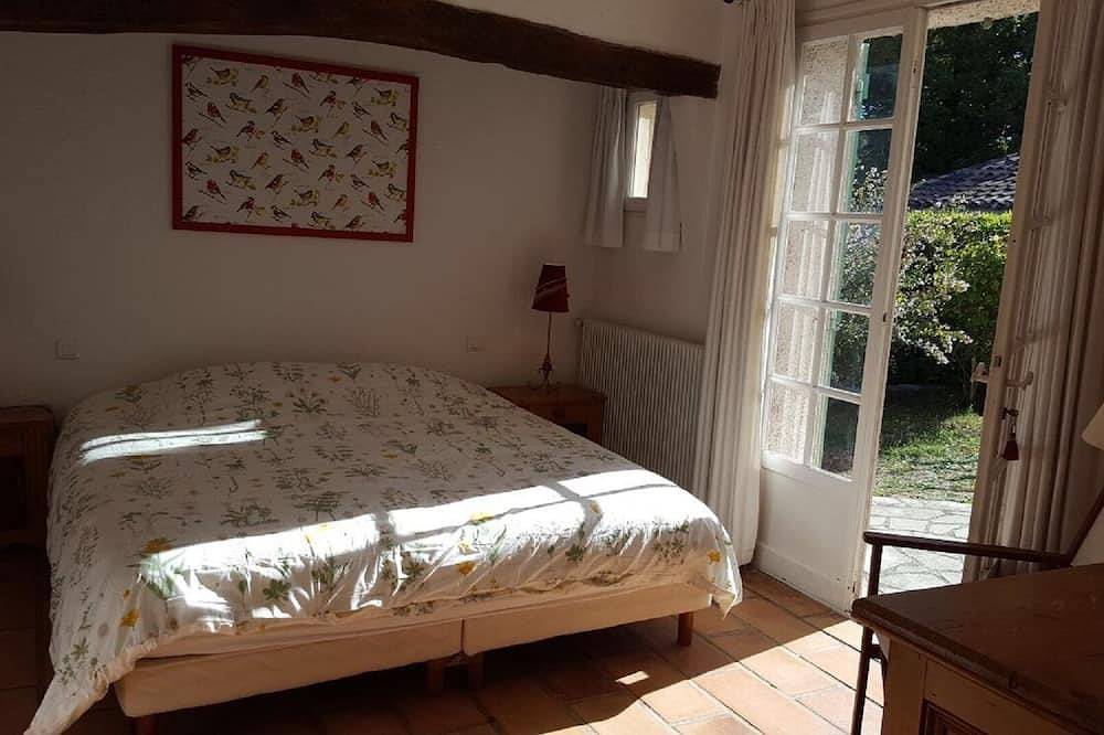 Charming farmhouse(5p)and maisonette(5p)air-conditioned, heated pool, near sea and lake in Montauroux, Draguignan region