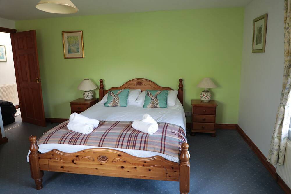 Modern 4 bed Cottage In Rural Setting close to beach. 1.5 Acres of shared Garden in Slapton, South Devon