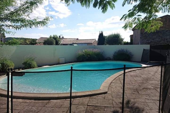 Gîte pour 6 personnes, avec jardin ainsi que piscine et jacuzzi à Montclar (Aude)