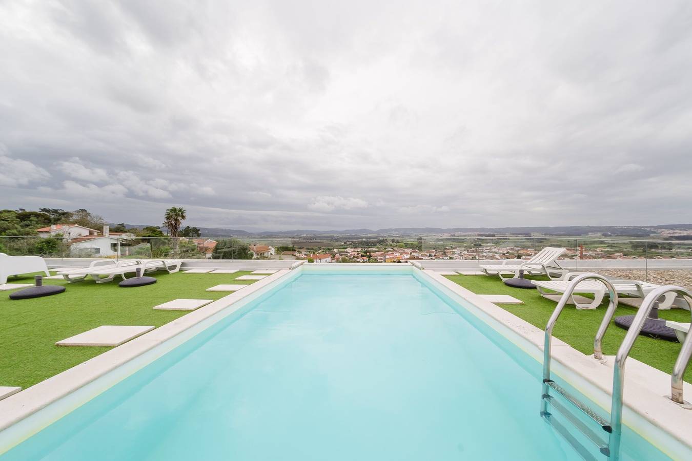 Hel leilighet, Apartment 'Colina Do Sol 2' with Mountain View, Private Pool and Air Conditioning in Amoreira, Leiria District