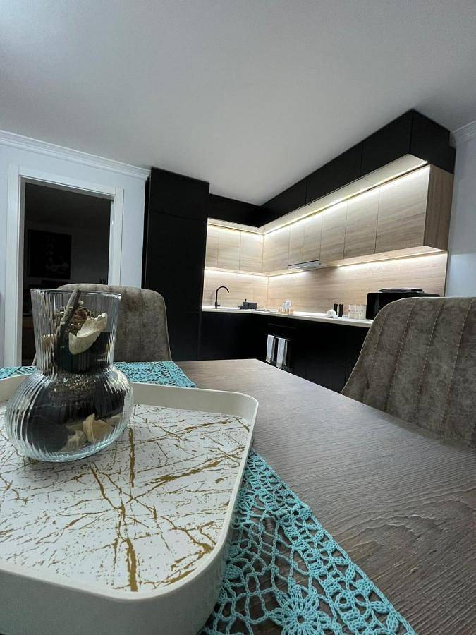 Apartamento para 4 personas, con jardín y vistas además de piscina y sauna en Albania