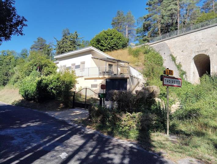 Gîte pour 2 personnes, avec jardin ainsi que vue et terrasse à Thoirette