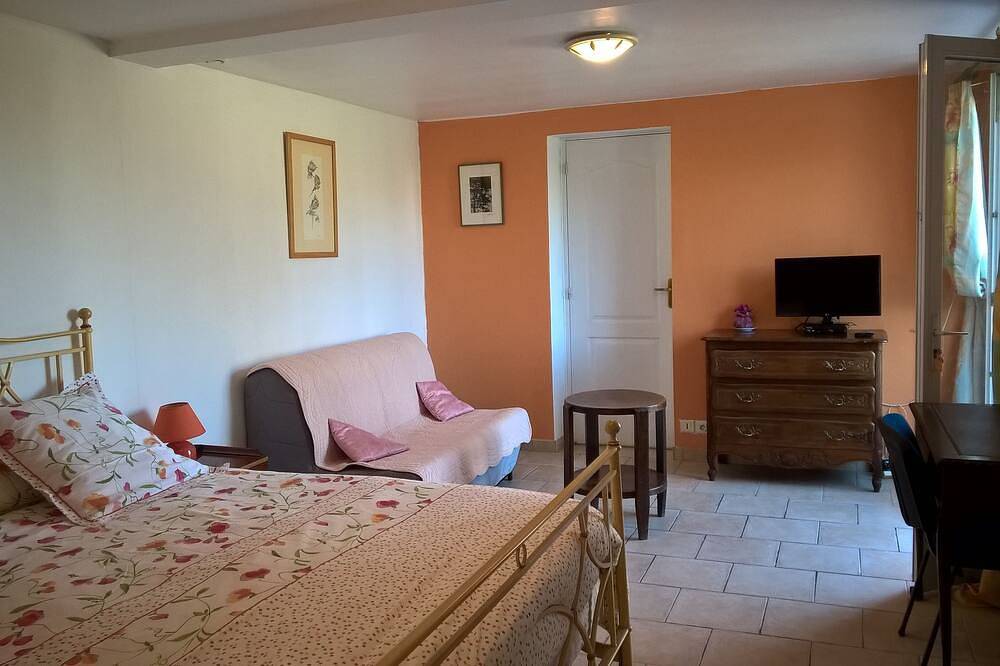 A 1h15 de  Paris  A6  longère avec Jardin  Piscine-  famille -Animaux  acceptés in Ervauville, Région de Montargis