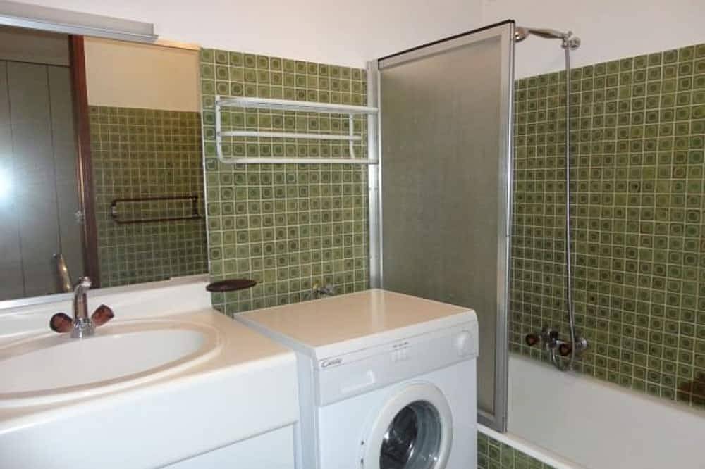 Apartamento entero, Apartamento céntrico con balcón, parking y acceso fácil a pistas in Les Carroz, Arâches-la-Frasse