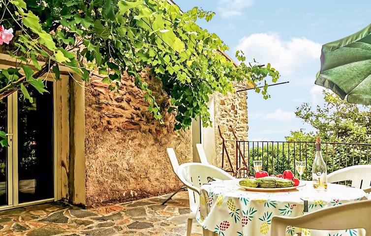 Location de vacances pour 2 personnes, avec jardin et piscine ainsi que terrasse et vue à Taulis - 3